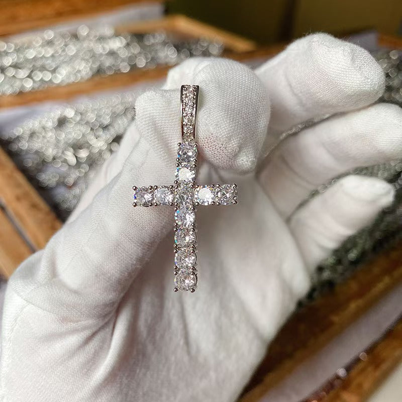 Men’s Sparkling Cross Shape Necklace, Brilliant Crystal Pendant on 50cm Twist Rope Chain. Trendy Hip Hop Rhinestone Pendant for Parties & Daily Wear.