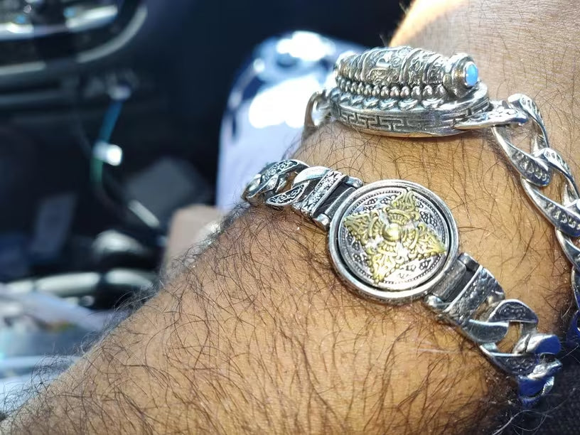 Eye-catching, classic, and durable: elevate your style by wearing this high-end, ethnic-inspired rotating bracelet.